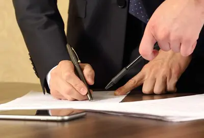 Lawyer informing his client about the estimated duration of a removal cancellation process