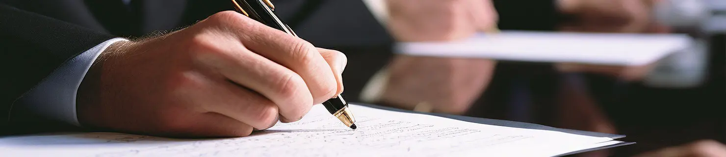 Lawyer presenting recommendations to his client on how to obtain a humanitarian visa and take advantage of the benefits of Immigration for humanitarian reasons in the United States