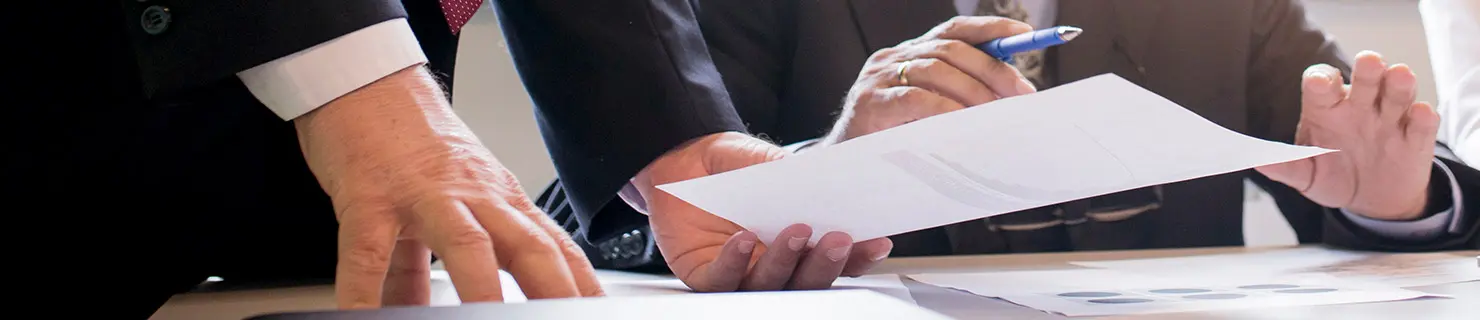 Lawyer giving legal advice to avoid the denaturalization process in the United States
