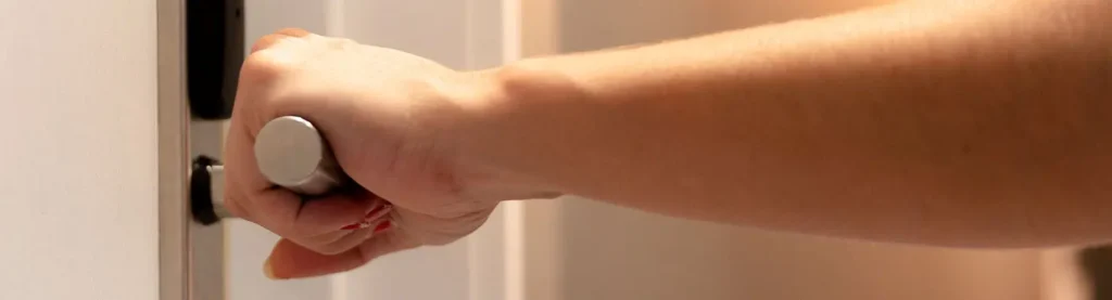 Steps to follow if ICE agents come to your home