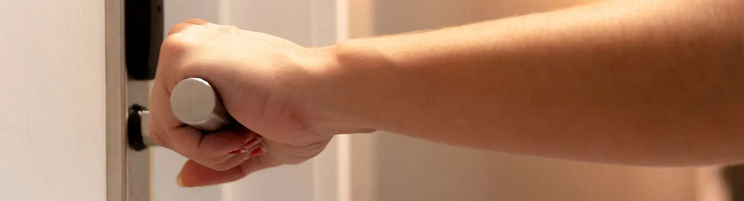 Steps to follow if ICE agents come to your home